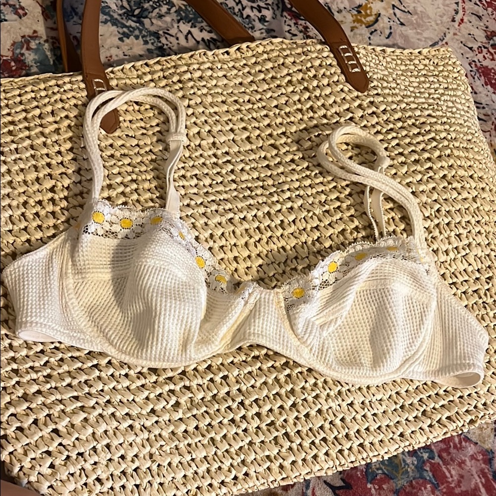 Huit 8 White Lace Trim Bra with Floral Accents